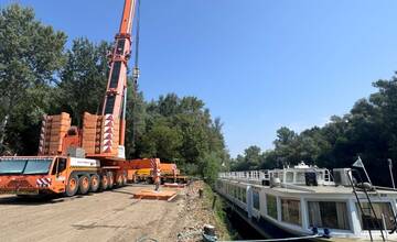 FOTO: Prevoz výletnej lode Labe na Zemplínsku Šíravu po súši