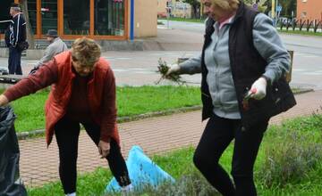 FOTO: Seniori zo Šaci zveľadili námestie