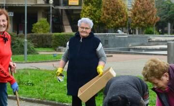 FOTO: Seniori zo Šaci zveľadili námestie