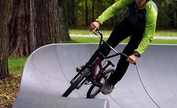 FOTO: Takto vyzerá novy pumptrack na Aničke. Trúfnete si?