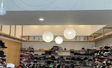 FOTO: Odevná banka pomáha jednorodičom, ktorí si nemôžu dovoliť oblečenie pre seba a svoje deti