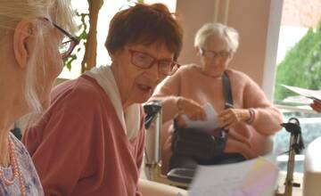 FOTO: Listy od detí z rôznych kútov Slovenska potešili košických seniorov