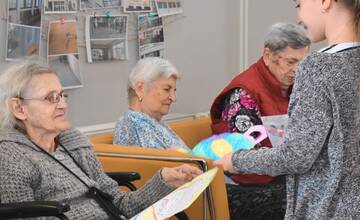 FOTO: Listy od detí z rôznych kútov Slovenska potešili košických seniorov