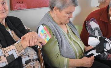 FOTO: Listy od detí z rôznych kútov Slovenska potešili košických seniorov