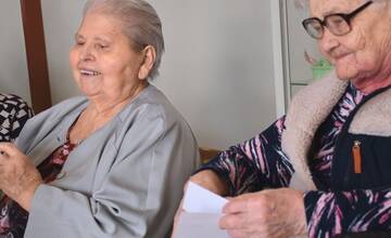 FOTO: Listy od detí z rôznych kútov Slovenska potešili košických seniorov