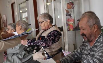 FOTO: Listy od detí z rôznych kútov Slovenska potešili košických seniorov