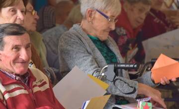 FOTO: Listy od detí z rôznych kútov Slovenska potešili košických seniorov