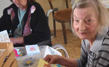 FOTO: Listy od detí z rôznych kútov Slovenska potešili košických seniorov