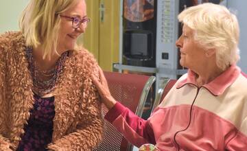 FOTO: Listy od detí z rôznych kútov Slovenska potešili košických seniorov