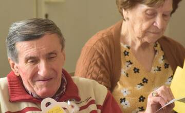 FOTO: Listy od detí z rôznych kútov Slovenska potešili košických seniorov