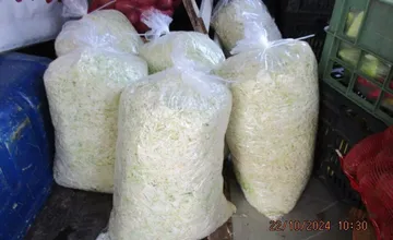 FOTO: Inšpektori kontrolovali predajne potravín. Našli v nich pleseň, špinu aj larvy v treske