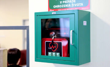 Externé defibrilátory sú už umiestnené v areáloch Univerzitnej nemocnice L. Pasteura v Košiciach 