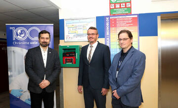 Externé defibrilátory sú už umiestnené v areáloch Univerzitnej nemocnice L. Pasteura v Košiciach 