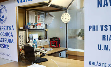 Externé defibrilátory sú už umiestnené v areáloch Univerzitnej nemocnice L. Pasteura v Košiciach 