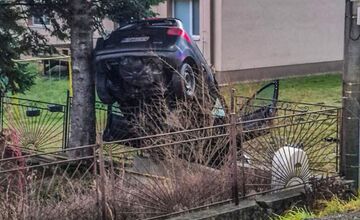 FOTO: Opitý vodič zrámoval plynovú prípojku, v obci unikal plyn