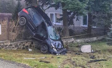 FOTO: Opitý vodič zrámoval plynovú prípojku, v obci unikal plyn