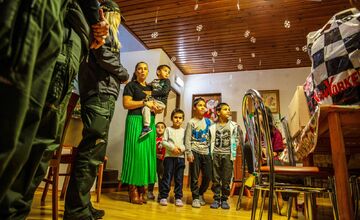 FOTO: Policajti darovali deťom na onkológii či v rodinnom centre štedré darčeky