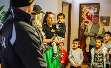 FOTO: Policajti darovali deťom na onkológii či v rodinnom centre štedré darčeky