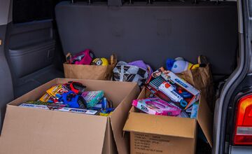 FOTO: Policajti darovali deťom na onkológii či v rodinnom centre štedré darčeky