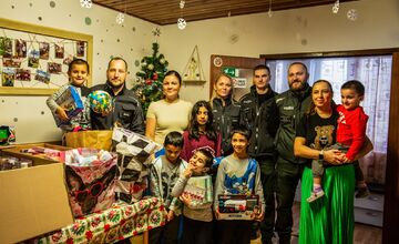 FOTO: Policajti darovali deťom na onkológii či v rodinnom centre štedré darčeky