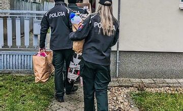 FOTO: Policajti darovali deťom na onkológii či v rodinnom centre štedré darčeky