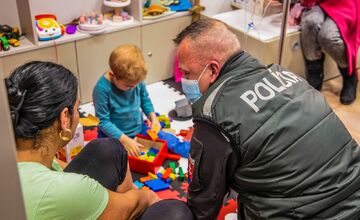 FOTO: Policajti darovali deťom na onkológii či v rodinnom centre štedré darčeky