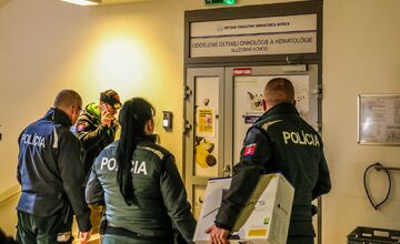 FOTO: Policajti darovali deťom na onkológii či v rodinnom centre štedré darčeky