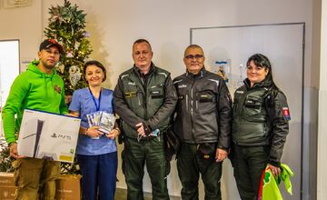 FOTO: Policajti darovali deťom na onkológii či v rodinnom centre štedré darčeky