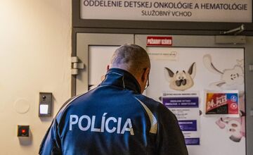 FOTO: Policajti darovali deťom na onkológii či v rodinnom centre štedré darčeky