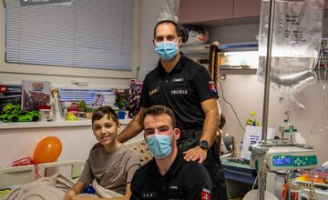 FOTO: Policajti darovali deťom na onkológii či v rodinnom centre štedré darčeky