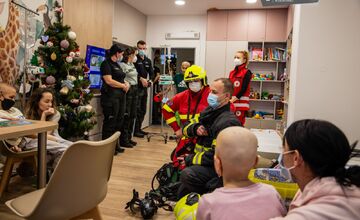 FOTO: Policajti darovali deťom na onkológii či v rodinnom centre štedré darčeky