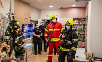FOTO: Policajti darovali deťom na onkológii či v rodinnom centre štedré darčeky