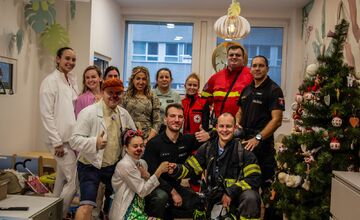 FOTO: Policajti darovali deťom na onkológii či v rodinnom centre štedré darčeky