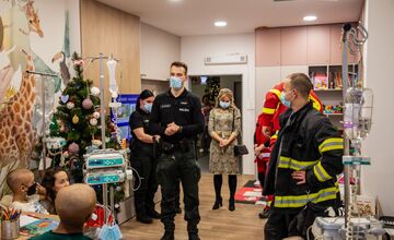 FOTO: Policajti darovali deťom na onkológii či v rodinnom centre štedré darčeky