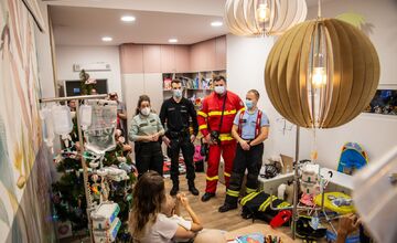 FOTO: Policajti darovali deťom na onkológii či v rodinnom centre štedré darčeky