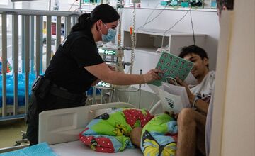 FOTO: Policajti darovali deťom na onkológii či v rodinnom centre štedré darčeky