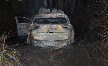 Na Gemeri uhorelo osobné auto do tla