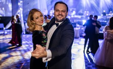 FOTO: Michalovce odštartovali plesovú sezónu luxusne, nechýbala módna prehliadka a prišiel aj Robo Opatovský