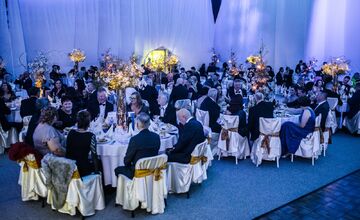 FOTO: Michalovce odštartovali plesovú sezónu luxusne, nechýbala módna prehliadka a prišiel aj Robo Opatovský