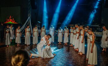 FOTO: Michalovce odštartovali plesovú sezónu luxusne, nechýbala módna prehliadka a prišiel aj Robo Opatovský