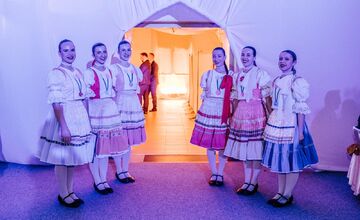 FOTO: Michalovce odštartovali plesovú sezónu luxusne, nechýbala módna prehliadka a prišiel aj Robo Opatovský