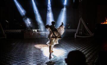 FOTO: Michalovce odštartovali plesovú sezónu luxusne, nechýbala módna prehliadka a prišiel aj Robo Opatovský