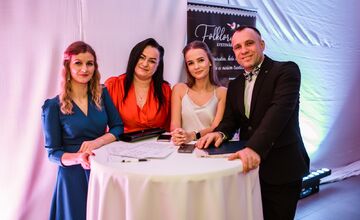 FOTO: Michalovce odštartovali plesovú sezónu luxusne, nechýbala módna prehliadka a prišiel aj Robo Opatovský