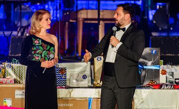 FOTO: Michalovce odštartovali plesovú sezónu luxusne, nechýbala módna prehliadka a prišiel aj Robo Opatovský