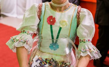 FOTO: Michalovce odštartovali plesovú sezónu luxusne, nechýbala módna prehliadka a prišiel aj Robo Opatovský