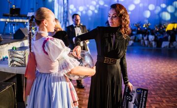 FOTO: Michalovce odštartovali plesovú sezónu luxusne, nechýbala módna prehliadka a prišiel aj Robo Opatovský