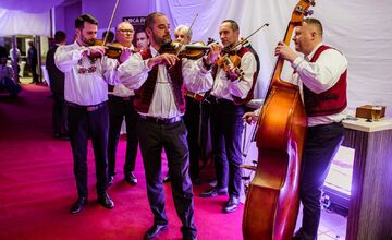 FOTO: Michalovce odštartovali plesovú sezónu luxusne, nechýbala módna prehliadka a prišiel aj Robo Opatovský