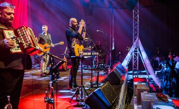 FOTO: Michalovce odštartovali plesovú sezónu luxusne, nechýbala módna prehliadka a prišiel aj Robo Opatovský