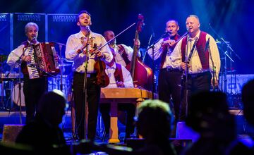 FOTO: Michalovce odštartovali plesovú sezónu luxusne, nechýbala módna prehliadka a prišiel aj Robo Opatovský