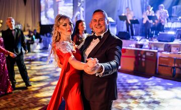 FOTO: Michalovce odštartovali plesovú sezónu luxusne, nechýbala módna prehliadka a prišiel aj Robo Opatovský